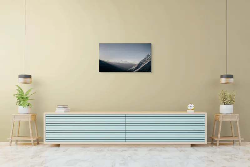 Tablou Canvas, "Dimineață senină în munții înzăpeziți", Munte, Lumină, Umbre, Albastru, Îndepărtare, Înnourat, Calm, Rece, 90 x 50 cm – poza 5