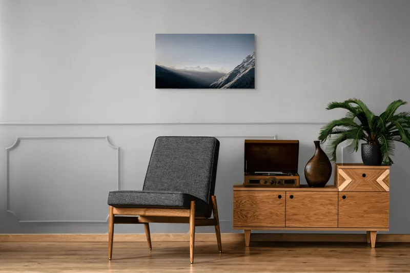 Tablou Canvas, "Dimineață senină în munții înzăpeziți", Munte, Lumină, Umbre, Albastru, Îndepărtare, Înnourat, Calm, Rece, 90 x 50 cm – poza 6