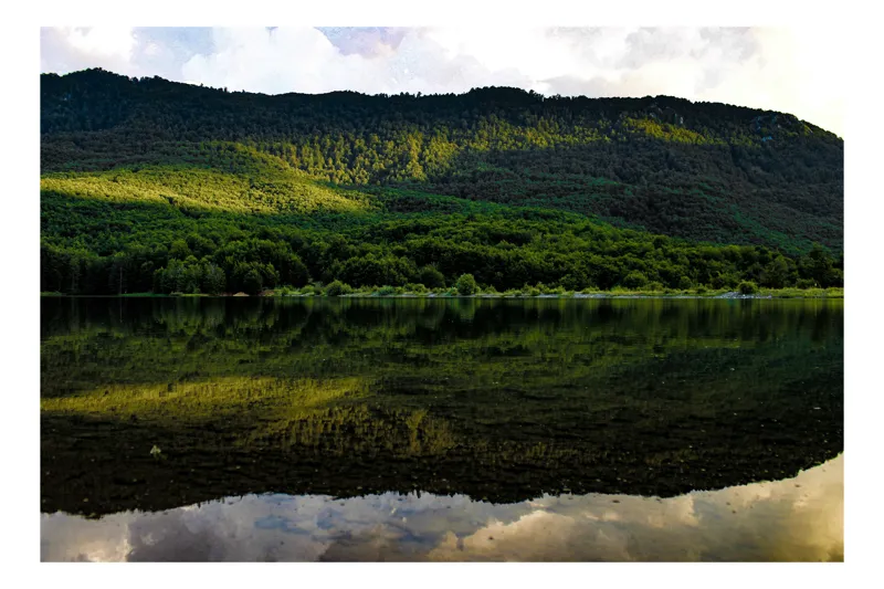 Tablou Canvas, "Reflexii aurii pe lac înserat", Reflexie, Verdeață, Munți, Apus, Liniște, Natura, Peisaj, Pădure, 100 x 100 cm