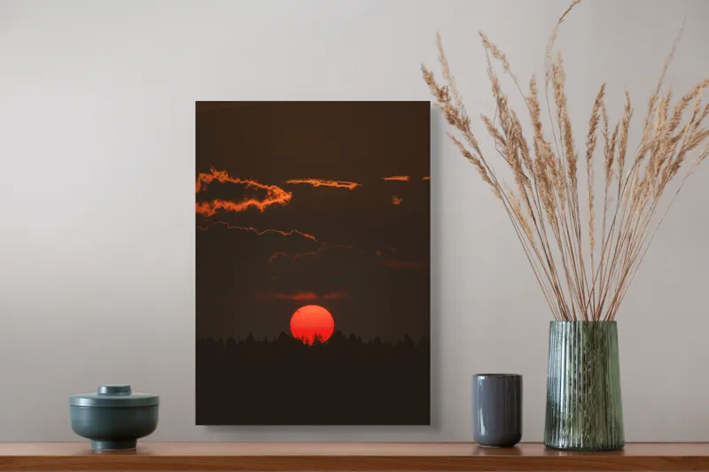 Tablou Canvas, "Soarele roșu deasupra pădurii negre", Apus, Cer, Nori, Siluetă, Pădure, Soare, Portocaliu, Întunecat, Lumină, Peisaj, 39 x 54 cm – poza 3