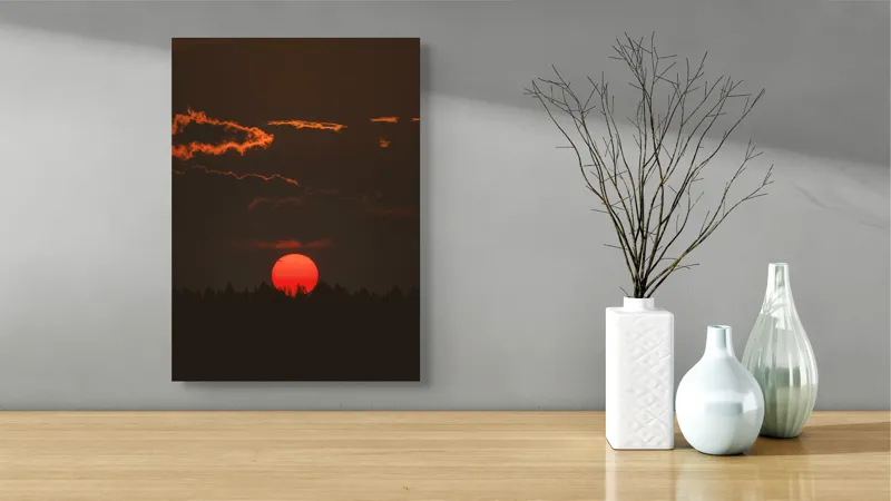 Tablou Canvas, "Soarele roșu deasupra pădurii negre", Apus, Cer, Nori, Siluetă, Pădure, Soare, Portocaliu, Întunecat, Lumină, Peisaj, 39 x 54 cm – poza 4