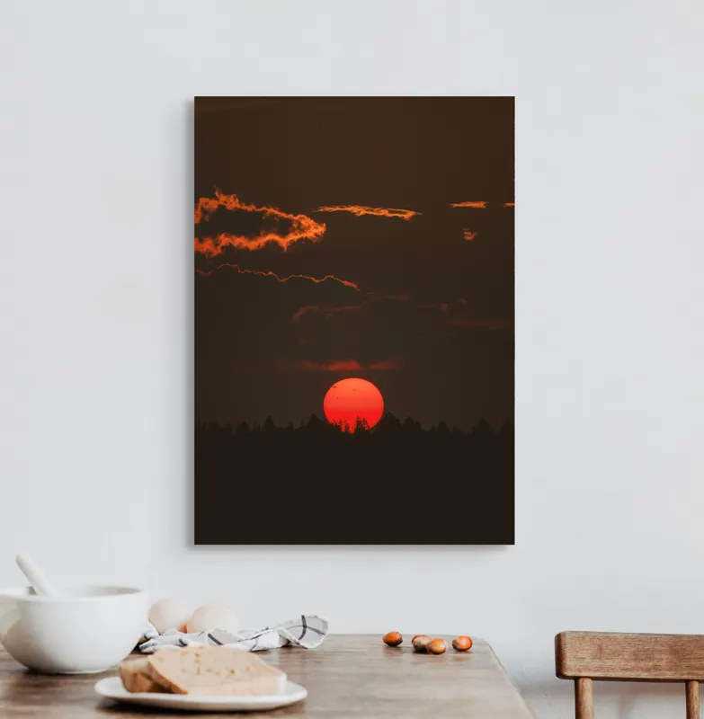 Tablou Canvas, "Soarele roșu deasupra pădurii negre", Apus, Cer, Nori, Siluetă, Pădure, Soare, Portocaliu, Întunecat, Lumină, Peisaj, 50 x 70 cm – poza 3