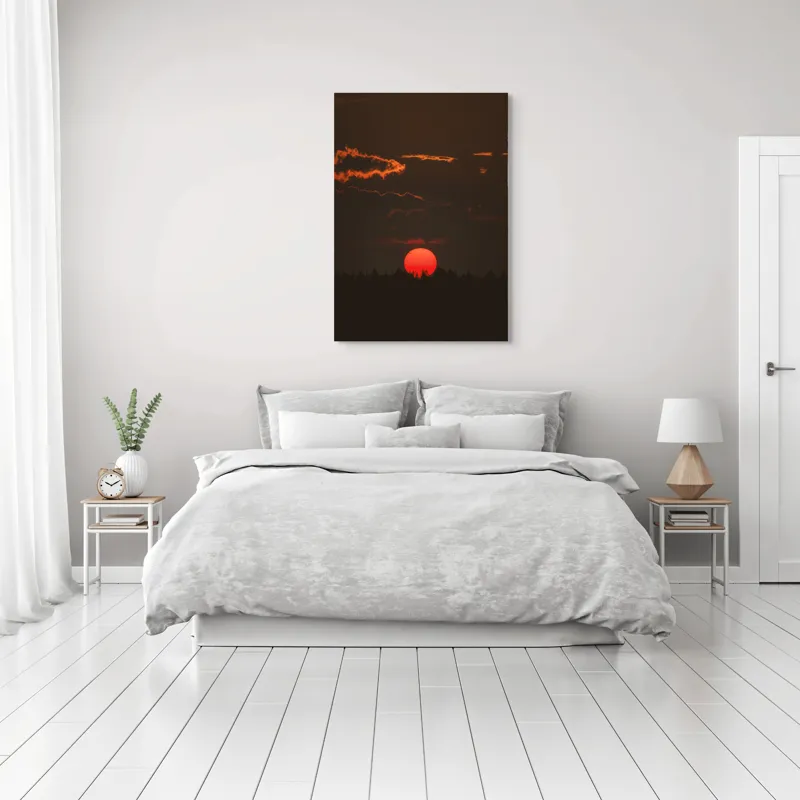 Tablou Canvas, "Soarele roșu deasupra pădurii negre", Apus, Cer, Nori, Siluetă, Pădure, Soare, Portocaliu, Întunecat, Lumină, Peisaj, 70 x 100 cm – poza 3