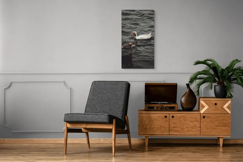 Tablou Canvas, "Rațe plutind pe lac liniștit", Apa, Rațe, Înot, Pene, Liniște, Natură, Valuri, Reflecție, 50 x 90 cm – poza 8