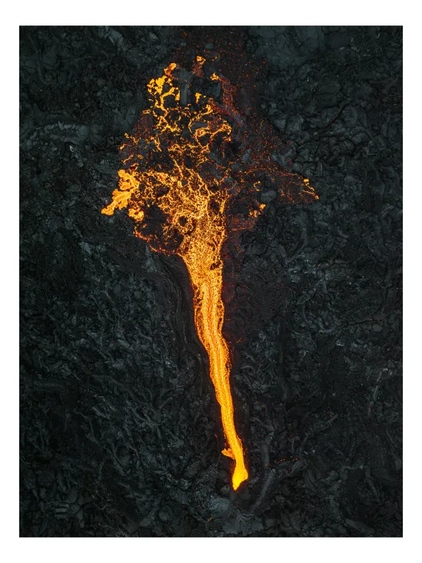 Tablou Canvas, "Râu de lavă pe rocă întunecată", Flacără, Lumină, Flux, Forfotă, Contrast, Energie, Strălucire, Textură, 26 x 39 cm