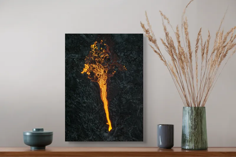 Tablou Canvas, "Râu de lavă pe rocă întunecată", Flacără, Lumină, Flux, Forfotă, Contrast, Energie, Strălucire, Textură, 39 x 54 cm – poza 3