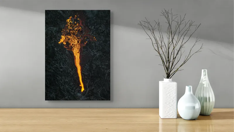 Tablou Canvas, "Râu de lavă pe rocă întunecată", Flacără, Lumină, Flux, Forfotă, Contrast, Energie, Strălucire, Textură, 39 x 54 cm – poza 4