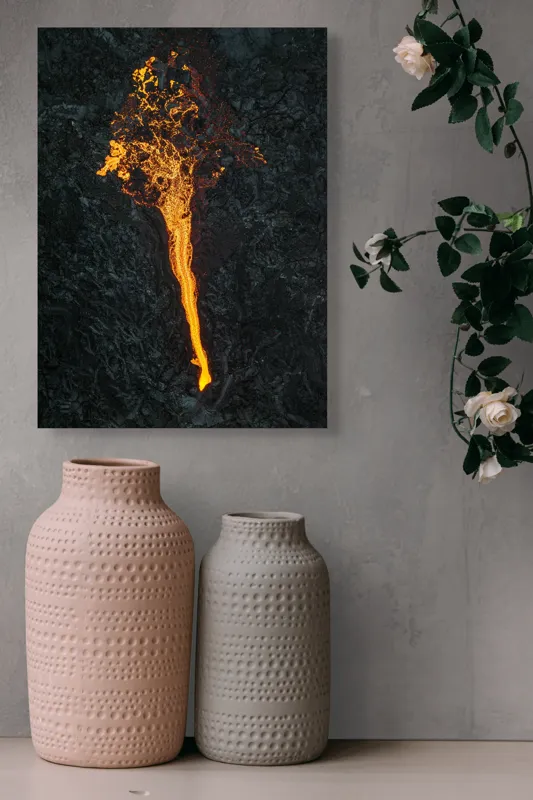 Tablou Canvas, "Râu de lavă pe rocă întunecată", Flacără, Lumină, Flux, Forfotă, Contrast, Energie, Strălucire, Textură, 39 x 54 cm – poza 6