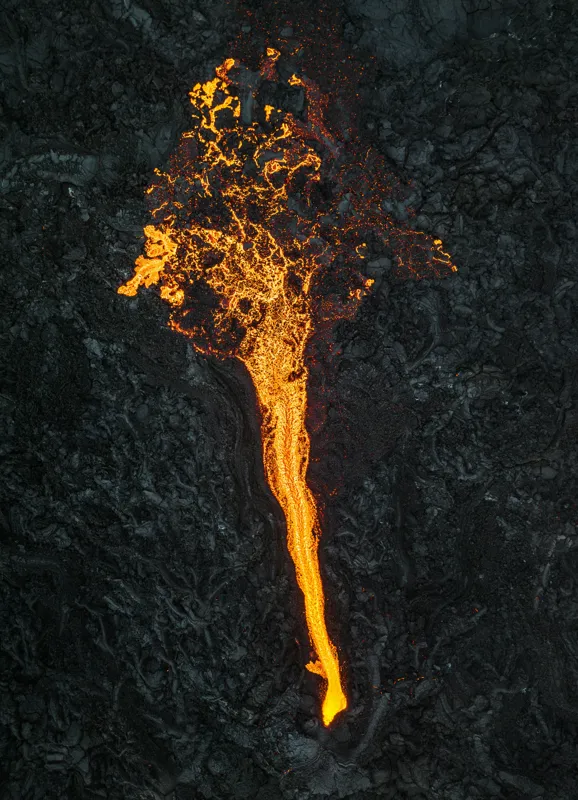 Tablou Canvas, "Râu de lavă pe rocă întunecată", Flacără, Lumină, Flux, Forfotă, Contrast, Energie, Strălucire, Textură, 39 x 54 cm – poza 2