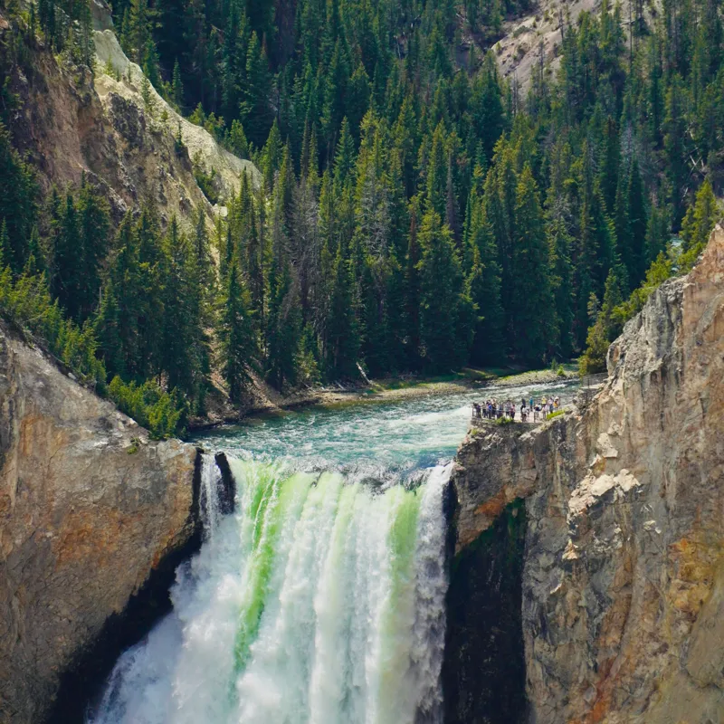 Tablou Canvas, "Cascada în sălbăticia munților verzi", Cascade, Pădure, Stânci, Râu, Verde, Natură, Grandios, Peisaj, Aerian., 100 x 100 cm – poza 2