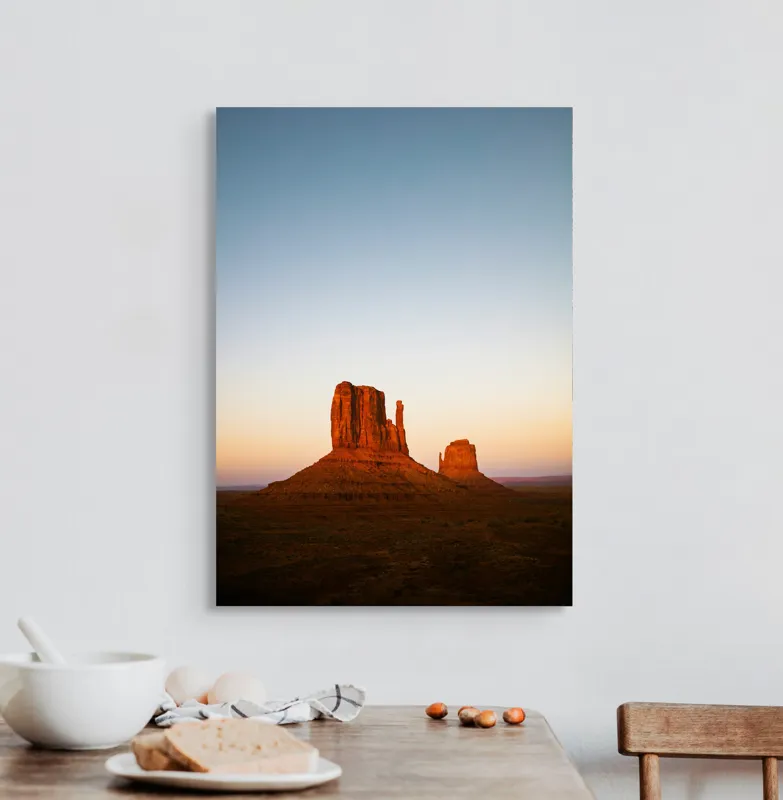 Tablou Canvas, "Monumentele din deșert la apus", Pitoreasca, Serpuitoare, Grandioasă, Roșietică, Solitară, Aridă, Majestuoasă, Infinită, Strălucitoare, Răsărit, Monumentală, 50 x 70 cm – poza 3