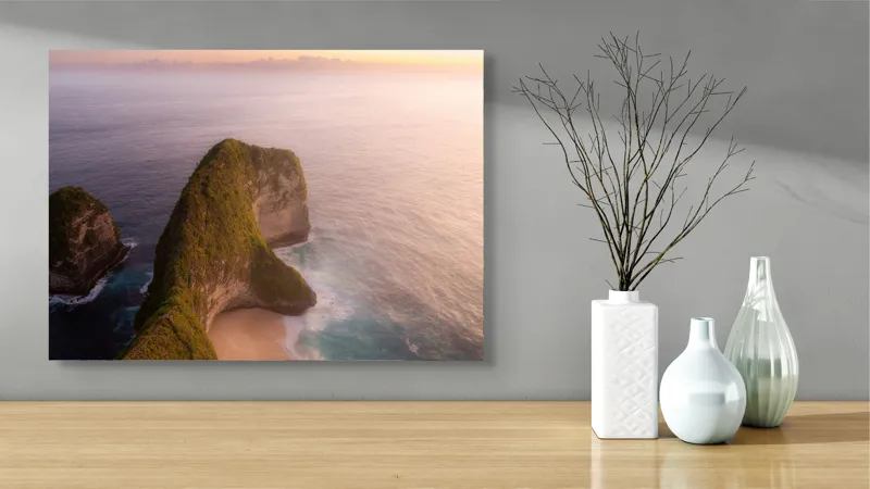 Tablou Canvas, "Coasta sălbatică sub apus blând", Plajă, Apus, Ocean, Stânci, Vegetație, Tranquilitate, Natură, Spectacol, Lumină, Serenitate, 70 x 50 cm – poza 3