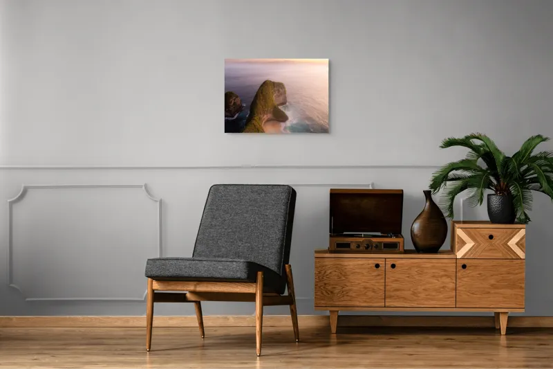 Tablou Canvas, "Coasta sălbatică sub apus blând", Plajă, Apus, Ocean, Stânci, Vegetație, Tranquilitate, Natură, Spectacol, Lumină, Serenitate, 70 x 50 cm – poza 4