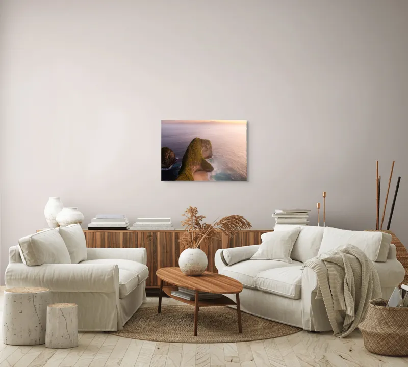 Tablou Canvas, "Coasta sălbatică sub apus blând", Plajă, Apus, Ocean, Stânci, Vegetație, Tranquilitate, Natură, Spectacol, Lumină, Serenitate, 70 x 50 cm – poza 6