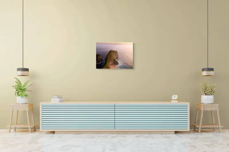 Tablou Canvas, "Coasta sălbatică sub apus blând", Plajă, Apus, Ocean, Stânci, Vegetație, Tranquilitate, Natură, Spectacol, Lumină, Serenitate, 70 x 50 cm – poza 7