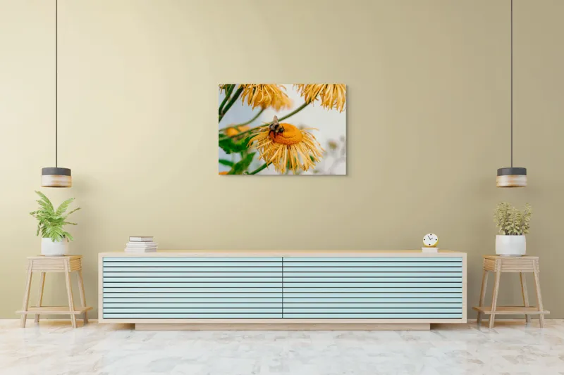 Tablou Canvas, "Albina și floarea galbenă luminoasă", Floare, Albina, Galben, Verde, Frunziș, Natură, Polenizare, Petale, Delicatețe, 100 x 70 cm – poza 4