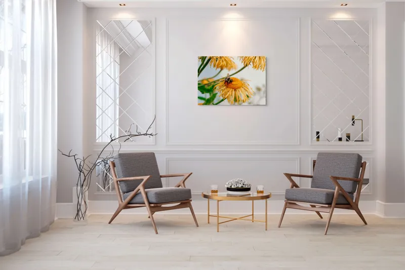 Tablou Canvas, "Albina și floarea galbenă luminoasă", Floare, Albina, Galben, Verde, Frunziș, Natură, Polenizare, Petale, Delicatețe, 100 x 70 cm – poza 5