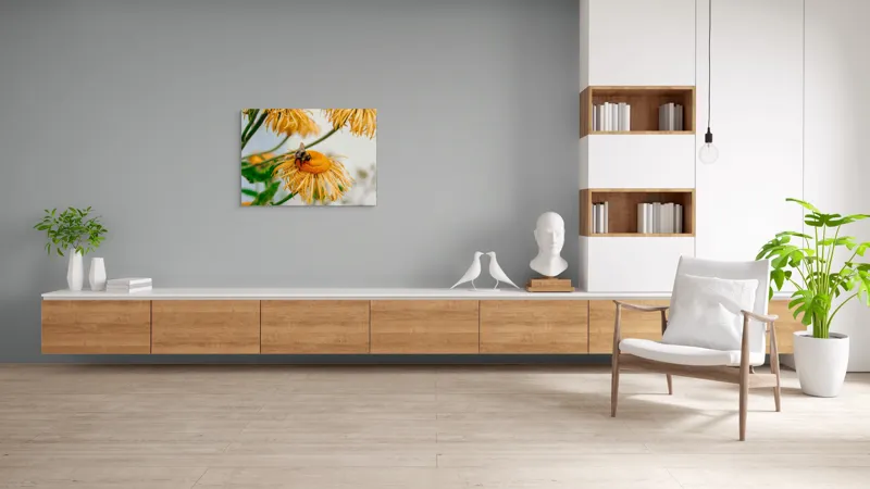 Tablou Canvas, "Albina și floarea galbenă luminoasă", Floare, Albina, Galben, Verde, Frunziș, Natură, Polenizare, Petale, Delicatețe, 100 x 70 cm – poza 6