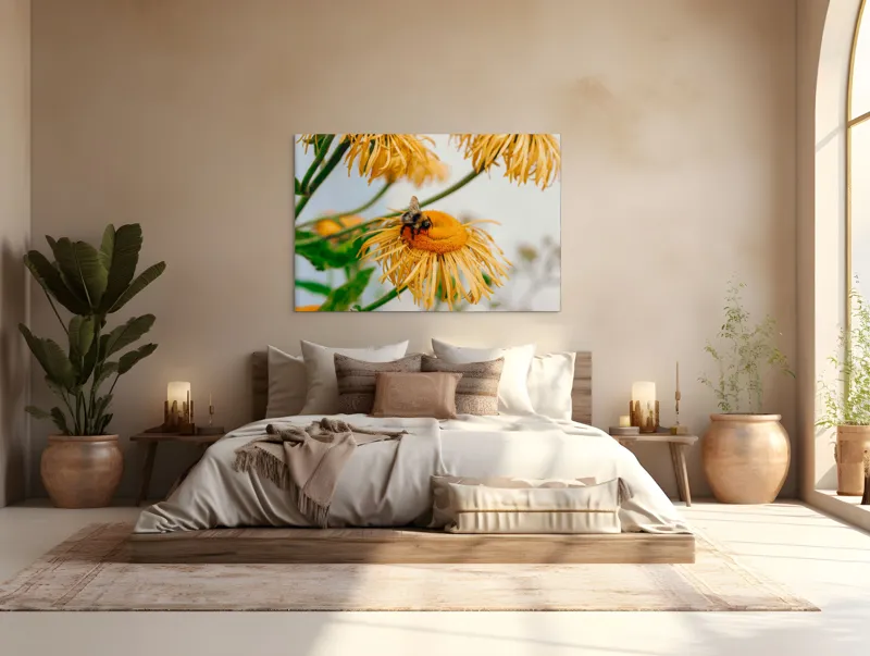 Tablou Canvas, "Albina și floarea galbenă luminoasă", Floare, Albina, Galben, Verde, Frunziș, Natură, Polenizare, Petale, Delicatețe, 150 x 100 cm – poza 4
