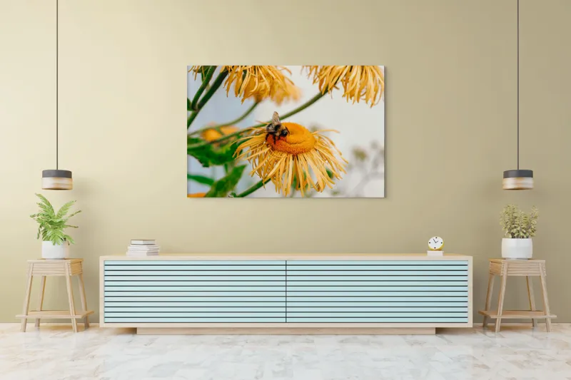 Tablou Canvas, "Albina și floarea galbenă luminoasă", Floare, Albina, Galben, Verde, Frunziș, Natură, Polenizare, Petale, Delicatețe, 150 x 100 cm – poza 6