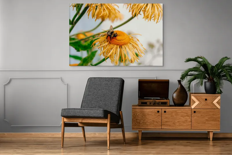 Tablou Canvas, "Albina și floarea galbenă luminoasă", Floare, Albina, Galben, Verde, Frunziș, Natură, Polenizare, Petale, Delicatețe, 150 x 100 cm – poza 8
