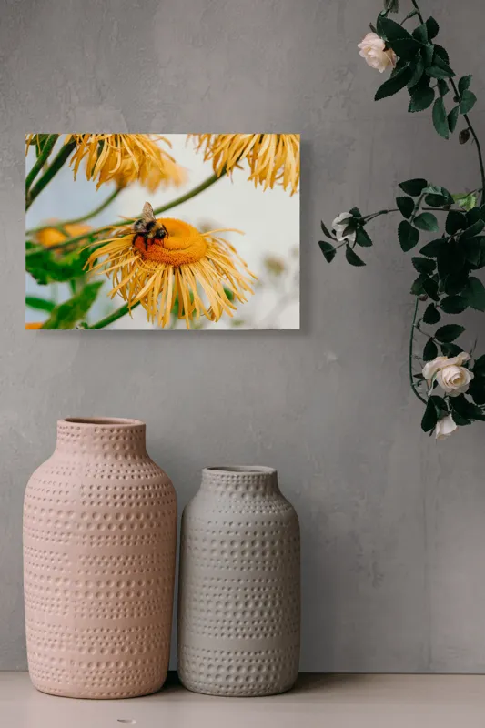 Tablou Canvas, "Albina și floarea galbenă luminoasă", Floare, Albina, Galben, Verde, Frunziș, Natură, Polenizare, Petale, Delicatețe, 54 x 39 cm – poza 8