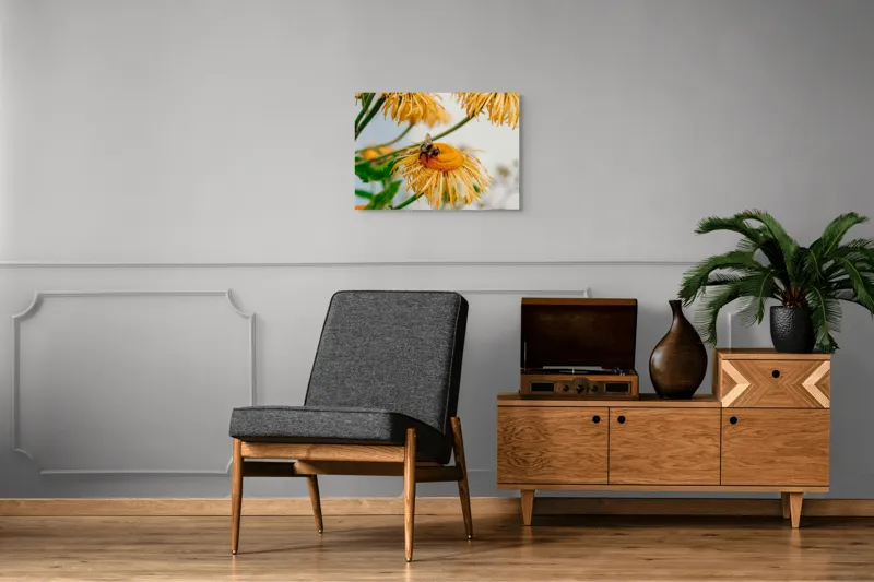 Tablou Canvas, "Albina și floarea galbenă luminoasă", Floare, Albina, Galben, Verde, Frunziș, Natură, Polenizare, Petale, Delicatețe, 70 x 50 cm – poza 4