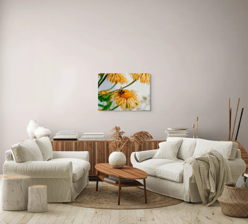 Tablou Canvas, "Albina și floarea galbenă luminoasă", Floare, Albina, Galben, Verde, Frunziș, Natură, Polenizare, Petale, Delicatețe, 70 x 50 cm – poza 6