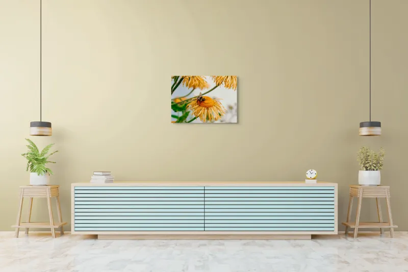 Tablou Canvas, "Albina și floarea galbenă luminoasă", Floare, Albina, Galben, Verde, Frunziș, Natură, Polenizare, Petale, Delicatețe, 70 x 50 cm – poza 7