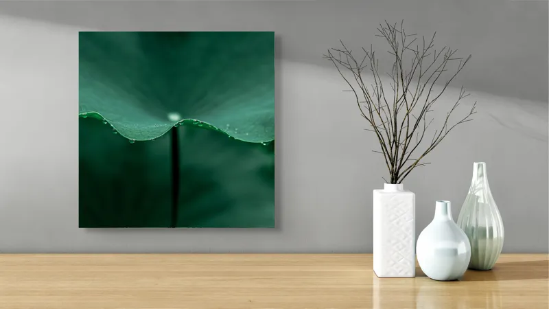 Tablou Canvas, "Ritm de picături pe frunză verde", Verde, Frunze, Picături, Rouă, Natură, Serenitate., 50 x 50 cm – poza 3