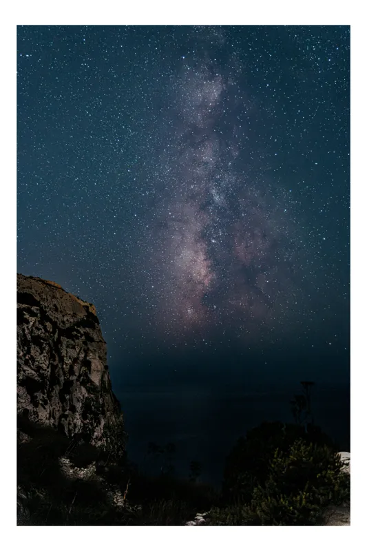 Tablou Canvas, "Calea Lactee deasupra stâncilor întunecate", Stele, Cer, Clif, Noapte, Galaxie, Strălucire, Infinit, Natură, Mister, Frumusețe, 26 x 39 cm