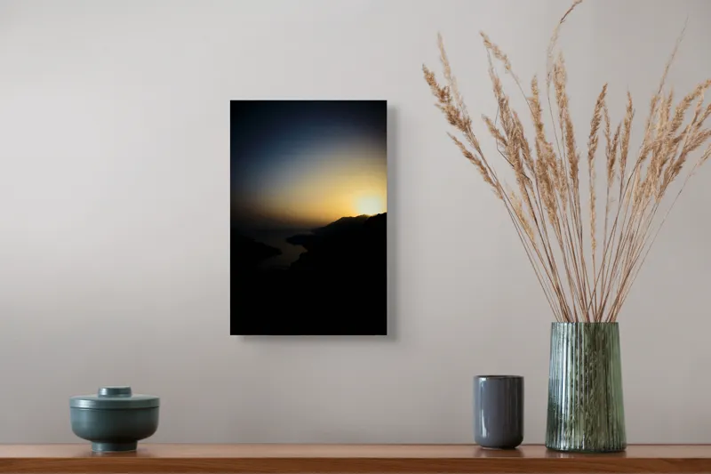 Tablou Canvas, "Apus de soare peste munți liniștiți", Cer, Apus, Siluetă, Munte, Lumină, Peisaj, Ocean, Umbre, Răsărit, Liniște, 26 x 39 cm – poza 5