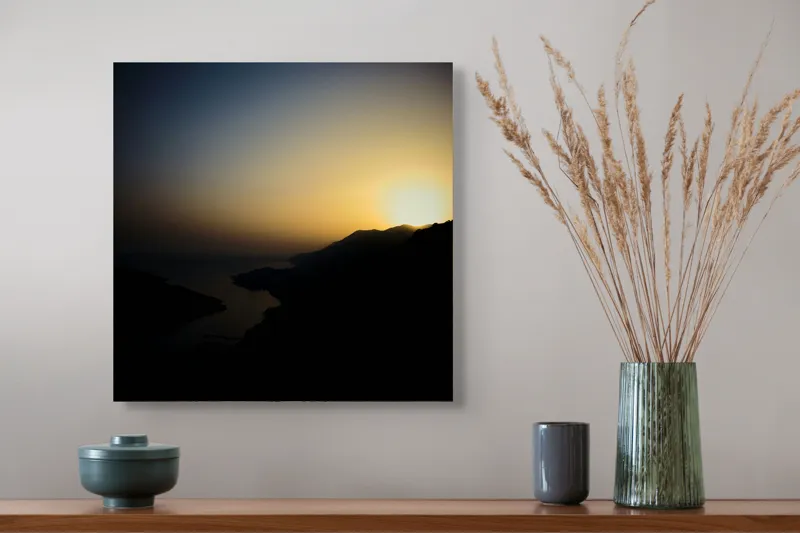 Tablou Canvas, "Apus de soare peste munți liniștiți", Cer, Apus, Siluetă, Munte, Lumină, Peisaj, Ocean, Umbre, Răsărit, Liniște, 50 x 50 cm – poza 4