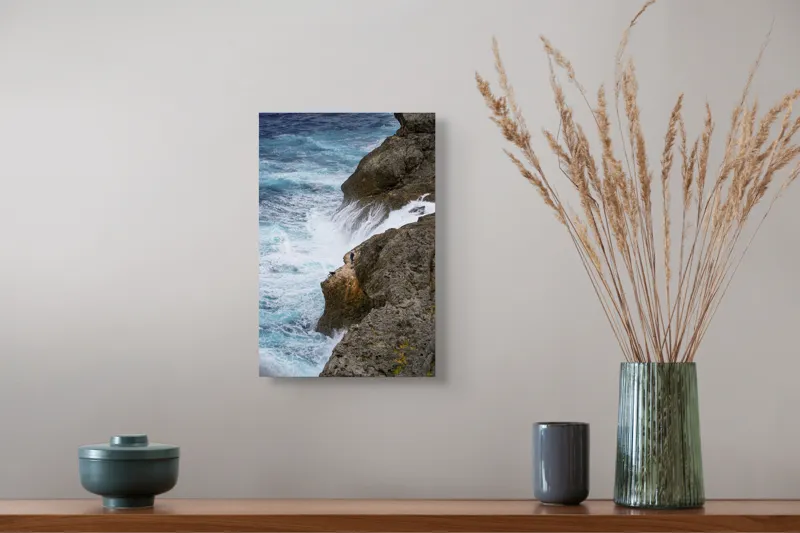 Tablou Canvas, "Pescari pe stânca mării agitate", Vânt, Stânci, Valuri, Ocean, Pescar, Singurătate, Natură, Măreție, Spumă, Risc., 26 x 39 cm – poza 5