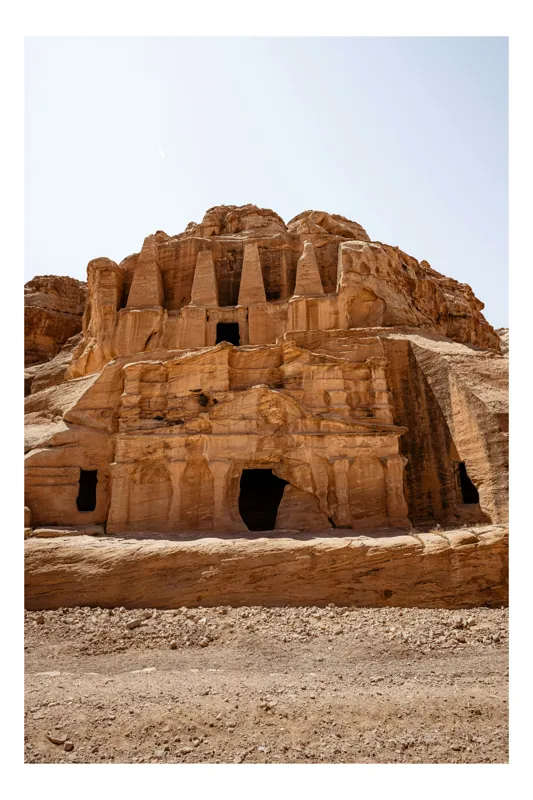 Tablou Canvas, "Monumente antice în inima deșertului", Pietre, Sculpturi, Desert, Antichitate, Poartă, Coloane, Uși, Stâncă, Relief, Simetrie, 26 x 39 cm