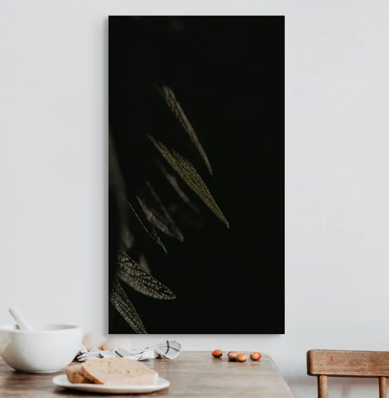 Tablou Canvas, "Frunze în umbra nopții tăcute", Întuneric, Umbre, Frunze, Mister, Textură, Lumină, Contrast, Abstract, 50 x 90 cm – poza 3
