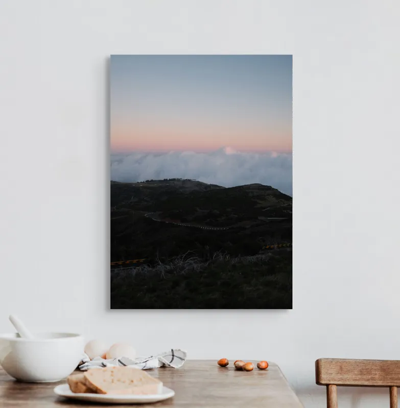 Tablou Canvas, "Drumul spre cer prin munți liniștiți", Nori, Munți, Apus, Drum, Verdeață, Misterios, Orizont, Seninătate, 50 x 70 cm – poza 3