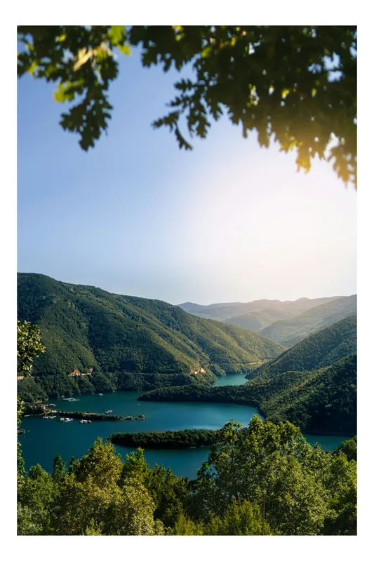 Tablou Canvas, "Lumina dimineții peste munți și lac", Păduri, Lac, Munți, Cer, Soare, Natură, Peisaj, Verdeață, Apă, Lumină, 70 x 100 cm