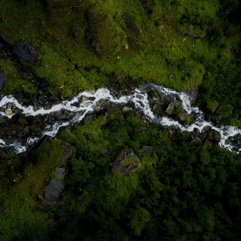 Tablou Canvas, "Râul serpuind printre munți verzi", Curgere, Pădure, Verdeață, Pietre, Râu, Natură, Peisaj, Vedere, Aeriană, Frumusețe, 100 x 100 cm – poza 2