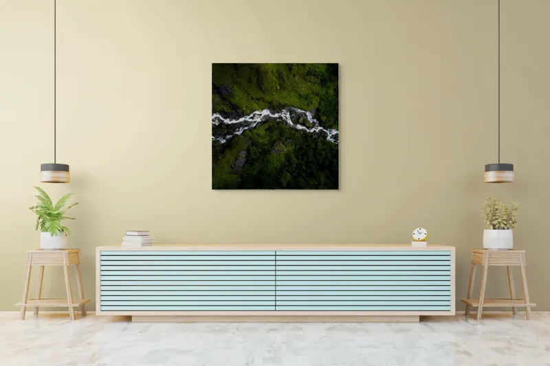 Tablou Canvas, "Râul serpuind printre munți verzi", Curgere, Pădure, Verdeață, Pietre, Râu, Natură, Peisaj, Vedere, Aeriană, Frumusețe, 100 x 100 cm – poza 5