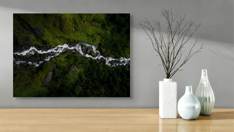 Tablou Canvas, "Râul serpuind printre munți verzi", Curgere, Pădure, Verdeață, Pietre, Râu, Natură, Peisaj, Vedere, Aeriană, Frumusețe, 70 x 50 cm – poza 3