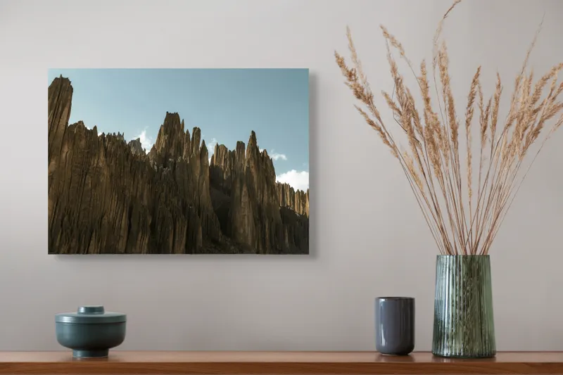 Tablou Canvas, "Piscurile stâncoase sub cer albastru", Scut, Creste, Ascuțite, Spectaculoase, Impunătoare, Naturale, Magnifice, Stâncoase, Majestuoase, Tăcute, 54 x 39 cm – poza 4