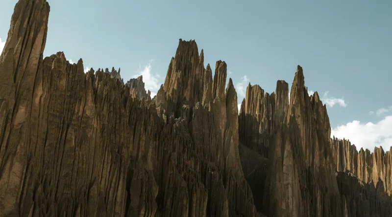Tablou Canvas, "Piscurile stâncoase sub cer albastru", Scut, Creste, Ascuțite, Spectaculoase, Impunătoare, Naturale, Magnifice, Stâncoase, Majestuoase, Tăcute, 90 x 50 cm – poza 2