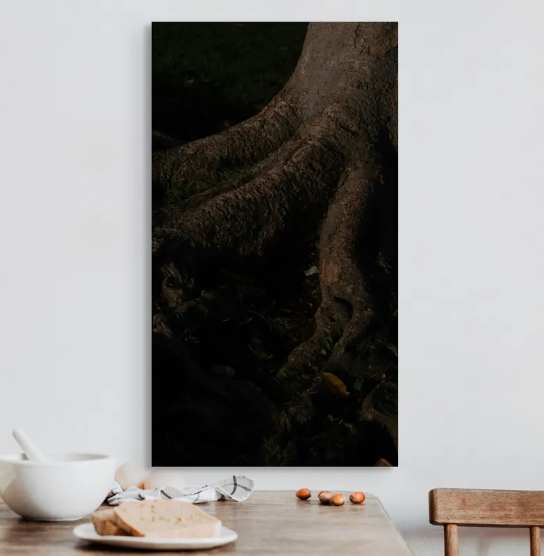 Tablou Canvas, "Umbrele rădăcinilor sub lumina lunii", Trunchi, Rădăcini, Textură, Întuneric, Natură, Arbori, Detalii, Umbră, Lumește, Mister., 50 x 90 cm – poza 3