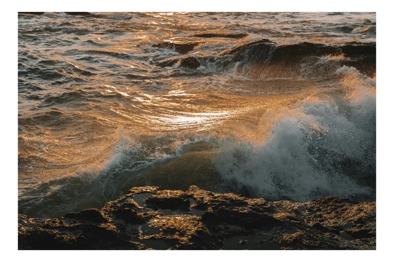 Tablou Canvas, "Valurile mării la apusul soarelui", Valuri, Apus, Spumă, Stânci, Ocean, Reflexii, Aurii, Tensiune, Natură, Dinamică, 150 x 100 cm