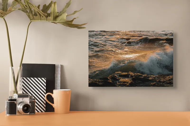 Tablou Canvas, "Valurile mării la apusul soarelui", Valuri, Apus, Spumă, Stânci, Ocean, Reflexii, Aurii, Tensiune, Natură, Dinamică, 39 x 26 cm – poza 3
