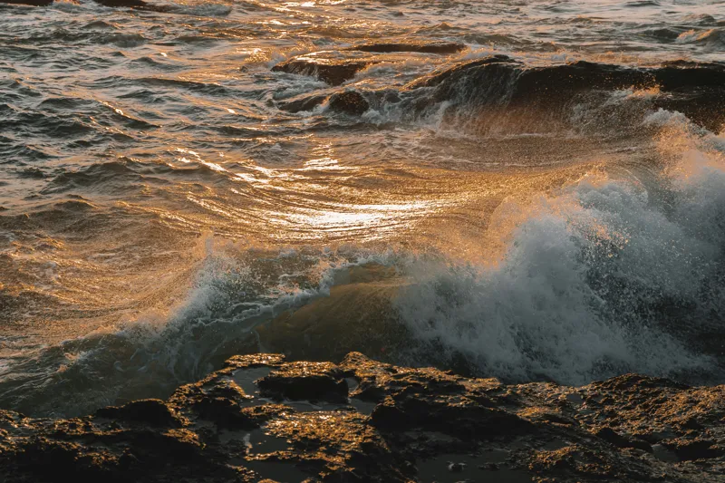 Tablou Canvas, "Valurile mării la apusul soarelui", Valuri, Apus, Spumă, Stânci, Ocean, Reflexii, Aurii, Tensiune, Natură, Dinamică, 39 x 26 cm – poza 2