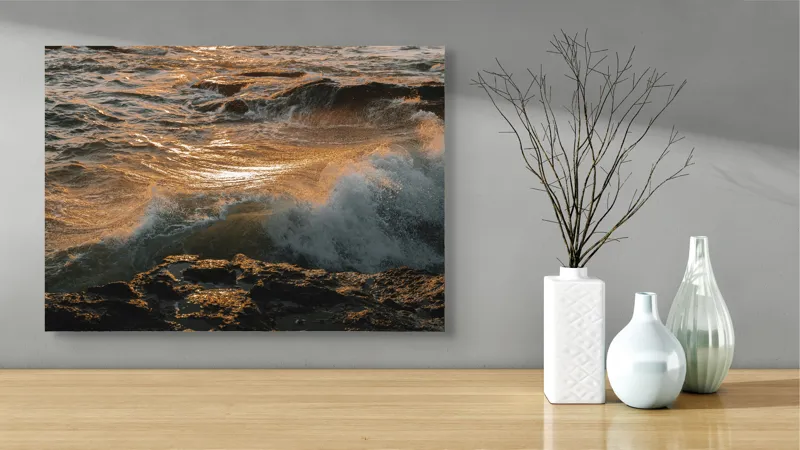 Tablou Canvas, "Valurile mării la apusul soarelui", Valuri, Apus, Spumă, Stânci, Ocean, Reflexii, Aurii, Tensiune, Natură, Dinamică, 70 x 50 cm – poza 3
