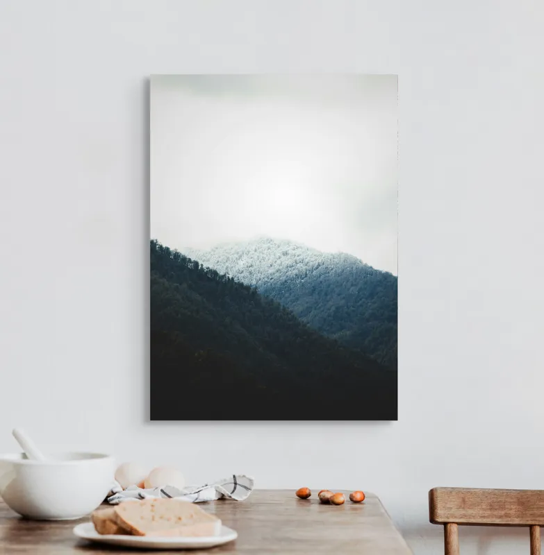 Tablou Canvas, "Lumina albă peste munții verzi", Nori, Munți, Pădure, Zăpadă, Cer, Lumină, Natură, 50 x 70 cm – poza 3