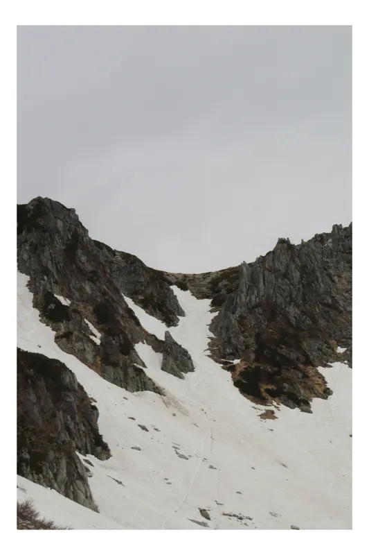 Tablou Canvas, "Munții acoperiți de zăpadă primăvara", Ninsoare, Rocă, Munți, Cer, Rece, Piatra, Vegetație, Vârfuri, 70 x 100 cm